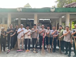 Polisi Guyub Bareng Warga Bersih-bersih Masjid di Setiabudi