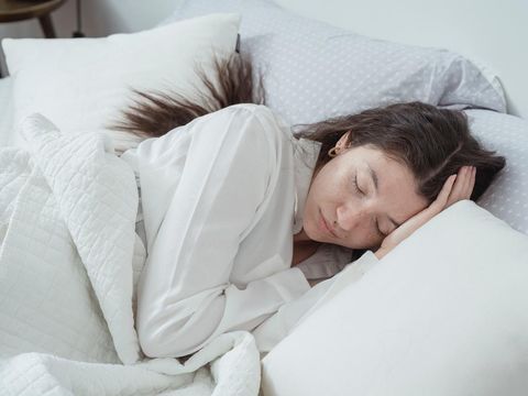 Posisi tidur berbaring miring ke kiri/Foto: Pexels/Miriam Alonso