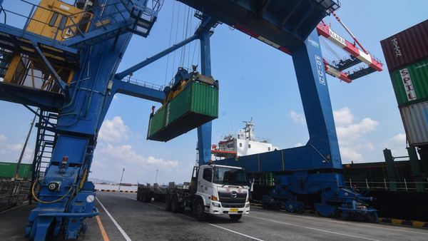 Potret Aktivitas Pelabuhan Penyangga IKN di Samarinda