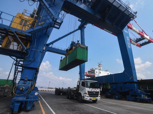 Potret Aktivitas Pelabuhan Penyangga IKN di Samarinda