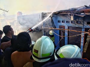 Potret Warga dan Petugas Bahu Membahu Padamkan Kebakaran di Menteng