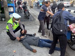 Pria Pengendara Motor Kejang di Jalan Margonda Depok, Dievakuasi ke RS
