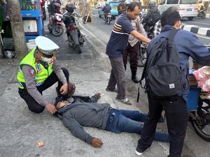 Pria Pengendara Motor Kejang di Jalan Margonda Depok, Dievakuasi ke RS Pria Pengendara Motor Kejang di Jalan Margonda Depok, Dievakuasi ke RS