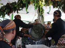 Warga Berebut Tumpeng dan Air Bekas Siraman Gong Kiai Pradah di Blitar