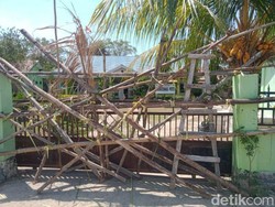 Kesal Pasien Tak Dilayani Baik, Puluhan Warga Segel Puskesmas di Kupang