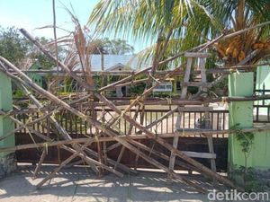 Kesal Pasien Tak Dilayani Baik, Puluhan Warga Segel Puskesmas di Kupang Kesal Pasien Tak Dilayani Baik, Puluhan Warga Segel Puskesmas di Kupang