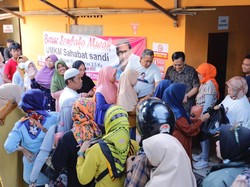 Harga Beras Naik, Relawan Sandiaga Buka Bazar Sembako Murah di Subang