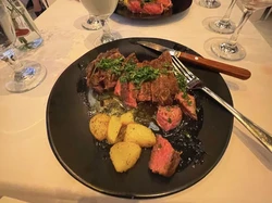 Steakhouse Palsu Kebanjiran Reservasi, Berujung Jadi Restoran Beneran