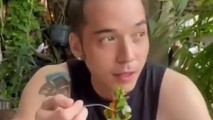 Stefan William Doyan Makan Mie Ayam hingga Mie Instan Pedas