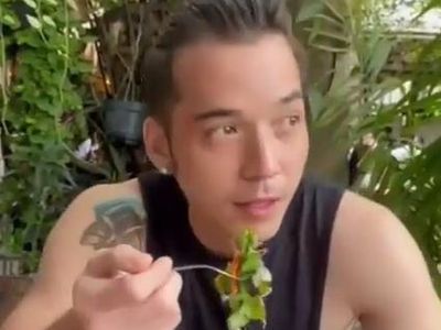 Stefan William Doyan Makan Mie Ayam hingga Mie Instan Pedas