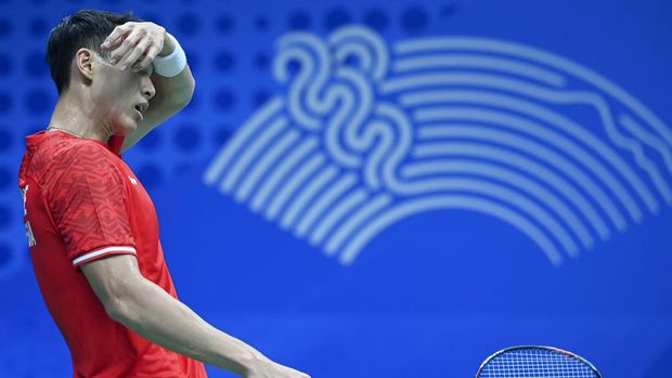Pebulu tangkis tunggal putra Indonesia Jonatan Christie mengusap wajahnya saat bertanding dengan lawannya asal Korea Selatan Lee Yungyu dalam babak perempat final beregu Asian Games 2022 di Binjiang Gymnasium, Hangzhou, China, Jumat (29/9/2023). Jojo kalah dari lawannya dengan skor 15-21, 16-21 sehingga kedudukan sementara Indonesia kalah dari Korea Selatan 1-2. ANTARA FOTO/M Risyal Hidayat/Spt.