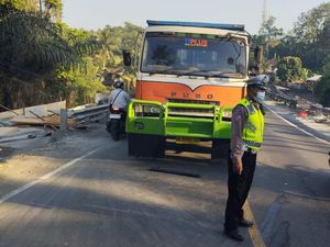 Dua Truk Mogok di Jalan Denpasar-Gilimanuk Picu Kemacetan Dua Truk Mogok di Jalan Denpasar-Gilimanuk Picu Kemacetan