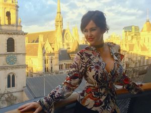 Dulunya Model Playboy, Wanita Ini Kini Jadi Tukang Bersih-bersih