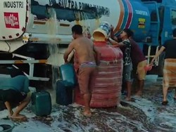 Warga di Konawe Rebutan Solar Tumpah dari Mobil Tangki Kecelakaan