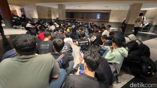 Antrean WOTA Nungguin JKT48 Tampil di Hub Space Malam Ini!