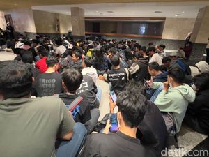 Antrean WOTA Nungguin JKT48 Tampil di Hub Space Malam Ini! Antrean WOTA Nungguin JKT48 Tampil di Hub Space Malam Ini!