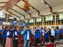 Riuh, Zulhas Disambut Ribuan Kader PAN Relawan Verrel Bramasta di Karawang