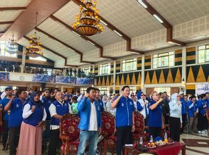 Riuh, Zulhas Disambut Ribuan Kader PAN Relawan Verrel Bramasta di Karawang Riuh, Zulhas Disambut Ribuan Kader PAN Relawan Verrel Bramasta di Karawang