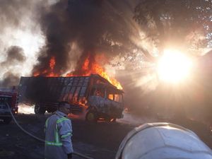 2 Truk dan 1 Motor Terbakar di Gudang Kontainer Makassar, Polisi Selidiki