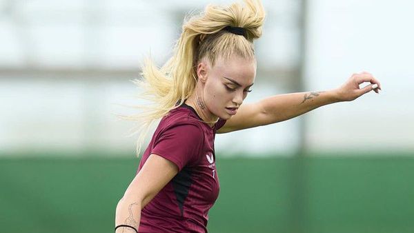 8 Gaya Terbaru Pesepakbola Terseksi yang Dibayar Rp 4,6 M Sekali Posting