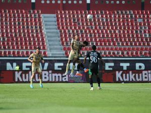 Arema FC Persembahkan Kemenangan untuk Keluarga Korban Tragedi Kanjuruhan Arema FC Persembahkan Kemenangan untuk Keluarga Korban Tragedi Kanjuruhan
