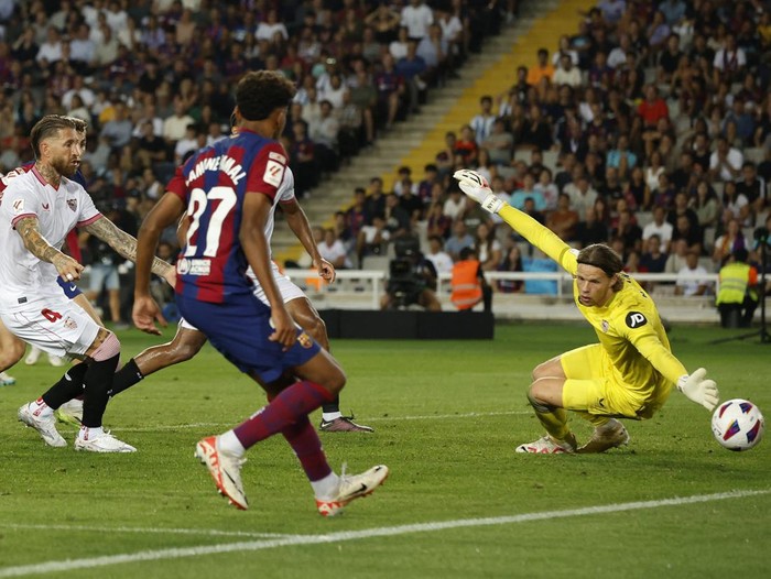 Barcelona vs Sevilla tersaji dalam lanjutan Liga Spanyol. Hasil pertandingannya,Barca menang tipis 1-0 lewat gol bunuh diri Sergio Ramos, Sabtu (30/9/2023).
