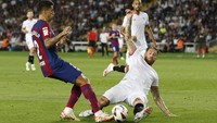 Babak pertama berlangsung seru. Kedua tim saling menyerang tapi skor masih sama kuat 0-0. 