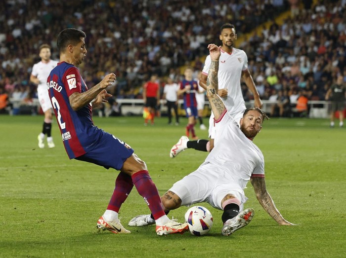 Barcelona vs Sevilla tersaji dalam lanjutan Liga Spanyol. Hasil pertandingannya,Barca menang tipis 1-0 lewat gol bunuh diri Sergio Ramos, Sabtu (30/9/2023).