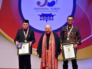 Tulis Buku Biografi Jokowi Versi Bahasa Korea, Dirut PLN Raih Rekor MURI