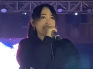 Momen Happy Asmara Tutup 2 Mata dengan Jempol dan Telunjuk Saat Kesurupan Momen Happy Asmara Tutup 2 Mata dengan Jempol dan Telunjuk Saat Kesurupan