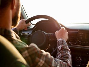 Pakar Ingatkan Potensi Bahaya dari Hiasan di Dashboard Mobil Pakar Ingatkan Potensi Bahaya dari Hiasan di Dashboard Mobil