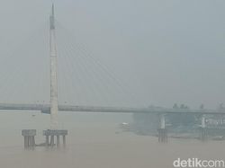 Penampakan Sungai Batanghari Jambi Diselimuti Kabut Asap
