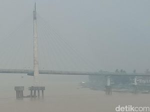Penampakan Sungai Batanghari Jambi Diselimuti Kabut Asap Penampakan Sungai Batanghari Jambi Diselimuti Kabut Asap