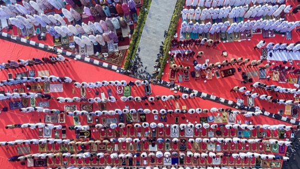 Kabut Asap Makin Parah, Warga di Palembang Salat Minta Hujan