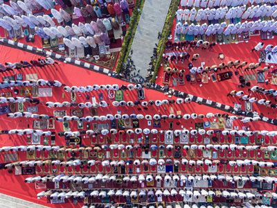 Kabut Asap Makin Parah, Warga di Palembang Salat Minta Hujan