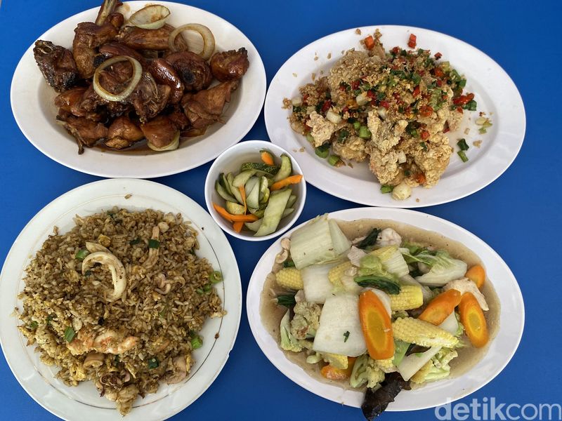 Kantin Nikmat milik mantan koki restoran Chinese food legendaris. Tawarkan menu Chinese food halal di parkiran motor Plaza Glodok.