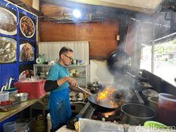 Mantan Koki Restoran Legendaris Ini Sukses Buka Warung Chinese Food Halal Mantan Koki Restoran Legendaris Ini Sukses Buka Warung Chinese Food Halal