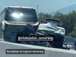 Ngeri! Kendaraan Kecelakaan Beruntun di Tol Semarang Sampai Tumpang Tindih