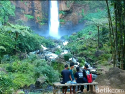 Sejuknya Healing di Air Terjun Kapas Biru Kaki Gunung Semeru