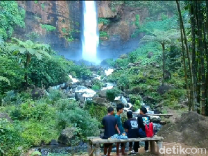 Sejuknya Healing di Air Terjun Kapas Biru Kaki Gunung Semeru Sejuknya Healing di Air Terjun Kapas Biru Kaki Gunung Semeru