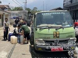 Kekeringan Landa Warga Cigombong, Polres Bogor Distribusikan Air Bersih