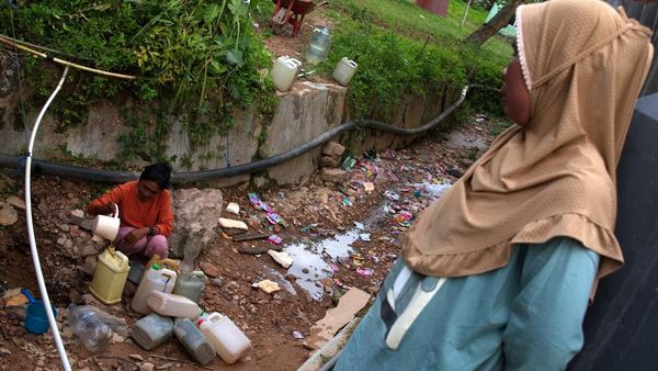 Kesulitan Air Bersih, Warga di Konawe Mengais Air di Sungai yang Mengering