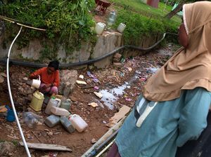 Kesulitan Air Bersih, Warga di Konawe Mengais Air di Sungai yang Mengering