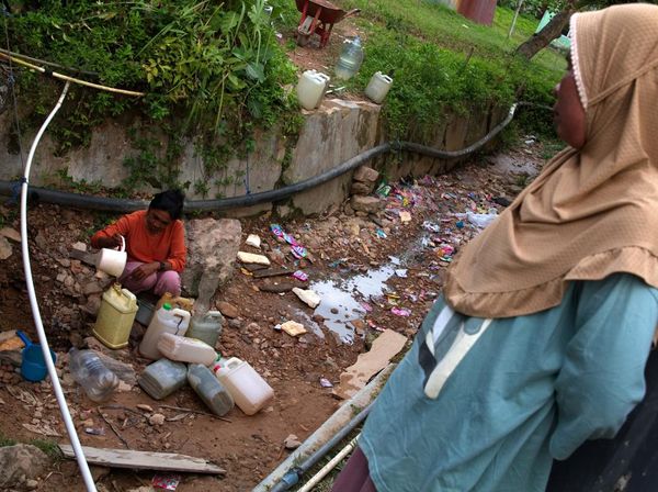 Kesulitan Air Bersih, Warga di Konawe Mengais Air di Sungai yang Mengering