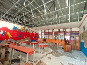 Siswa SD di Polman Ngungsi Belajar ke Musala-Kantin gegara Atap Kelas Ambruk