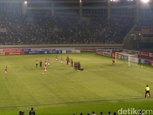 Tensi Tinggi Persis Vs Persija, Skor 1-1 Menutup Babak Pertama Tensi Tinggi Persis Vs Persija, Skor 1-1 Menutup Babak Pertama