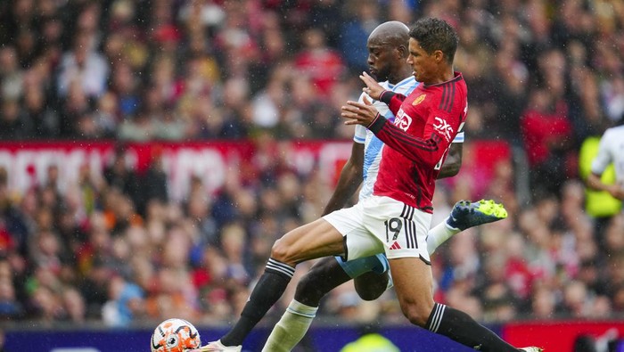 Manchester Uniteds Raphael Varane, front, and Crystal Palaces Jean-Philippe Mateta fight for the ball during the English Premier League soccer match between Manchester United and Crystal Palace at the Old Trafford stadium stadium in Manchester, England, Saturday, Sept. 30, 2023. (AP Photo/Jon Super)