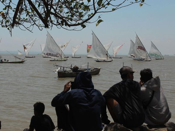 Melihat Serunya Lomba Perahu Layar Tradisional di Surabaya