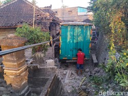 Sopir Mengantuk, Truk Boks Seruduk  2 Motor dan Rumah Warga di Jembrana