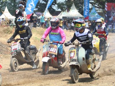 Ngeeng... Adu Hebat Balap Vespa Offroad